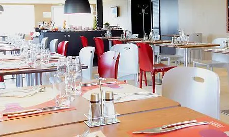 Otel Campanile Nature - Lyon Est Eurexpo 3*