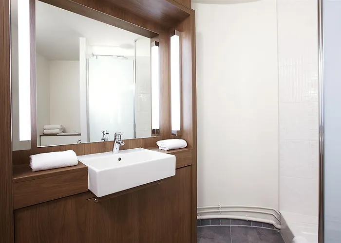 Hotel Campanile Nature - Lyon Est Eurexpo 3*